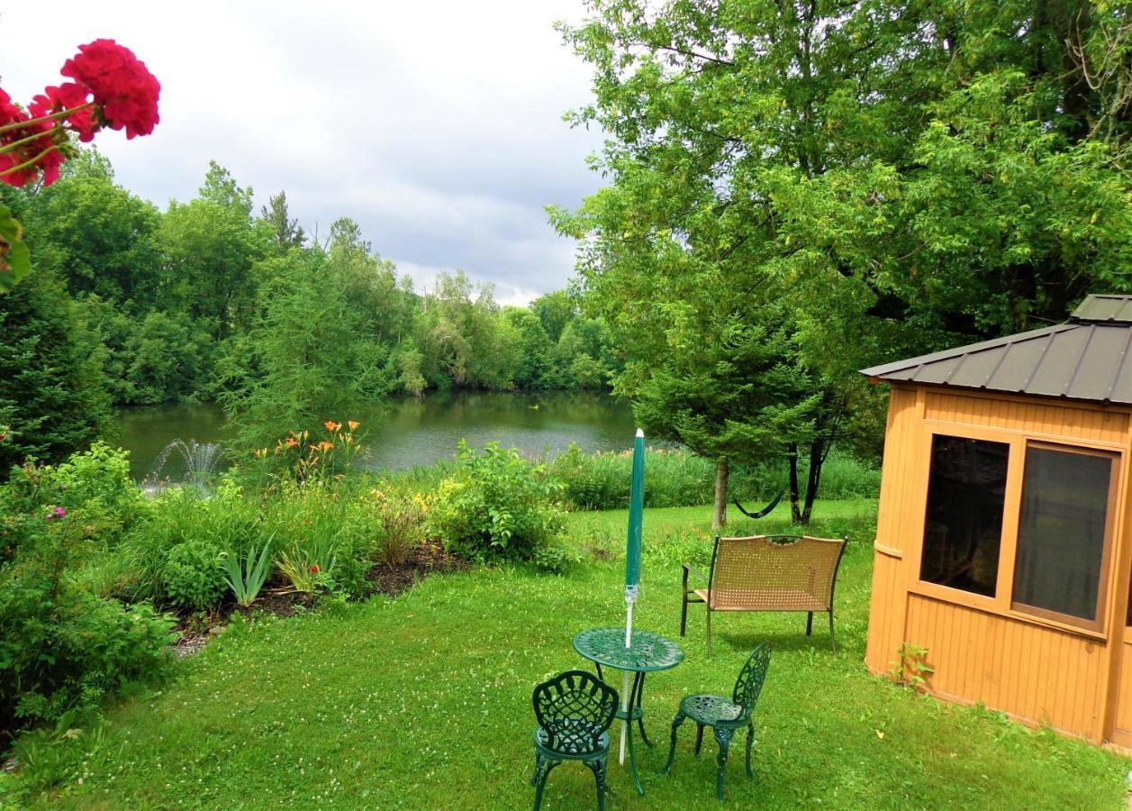 Motel Des Deux Lacs Waterloo Exterior photo