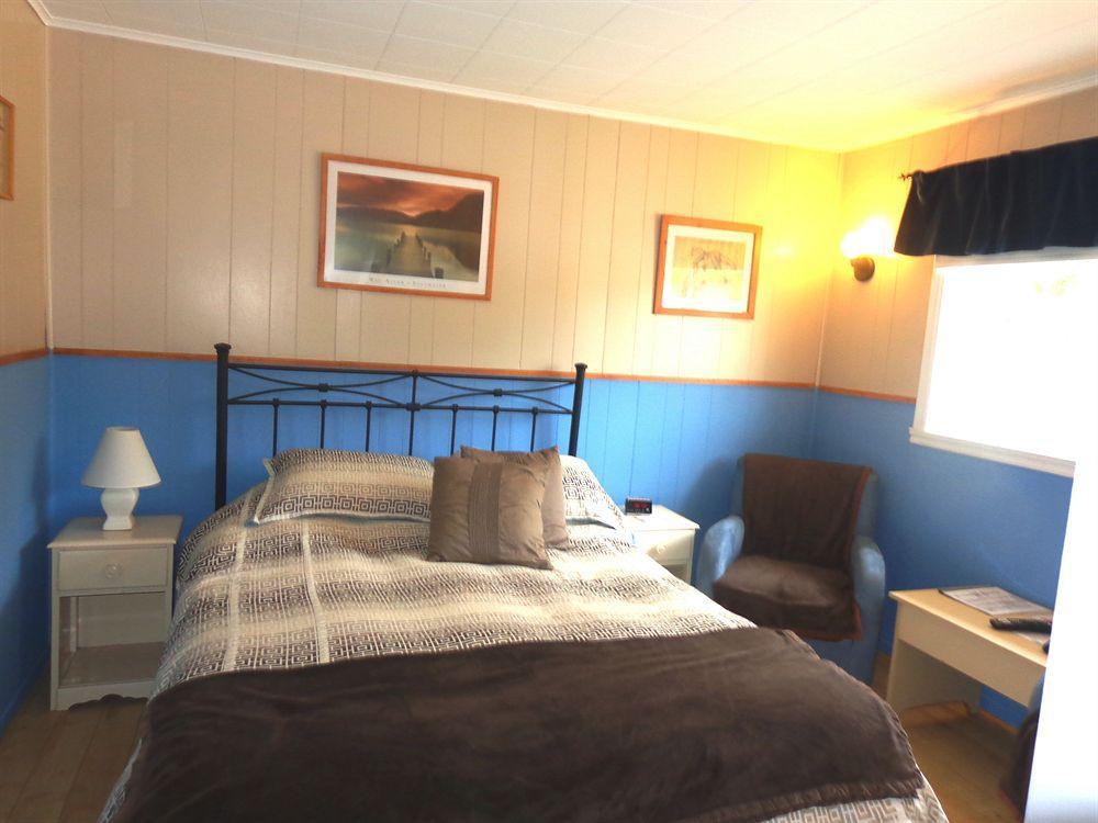 Motel Des Deux Lacs Waterloo Exterior photo
