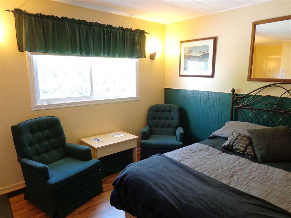 Motel Des Deux Lacs Waterloo Exterior photo