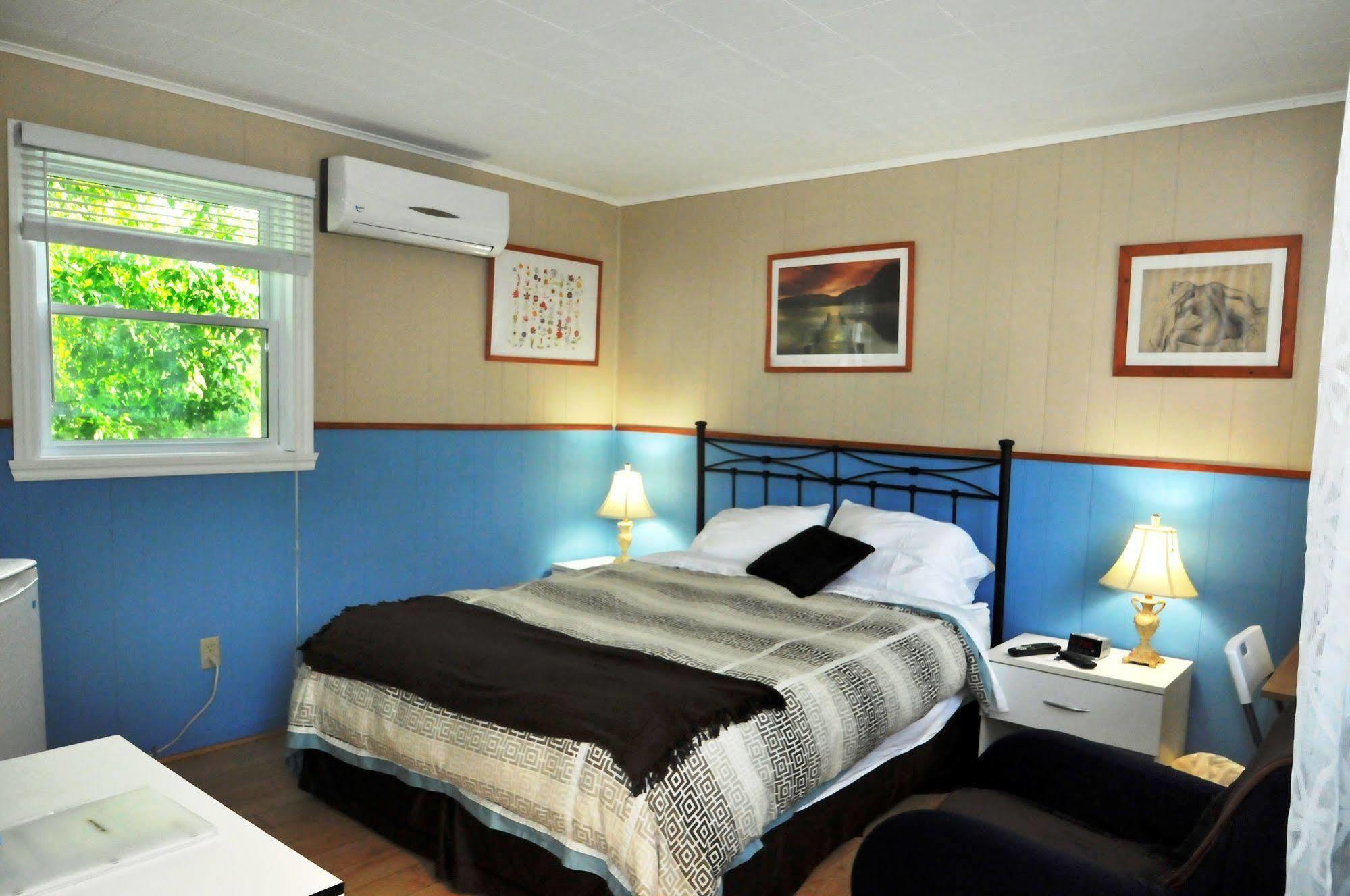 Motel Des Deux Lacs Waterloo Exterior photo